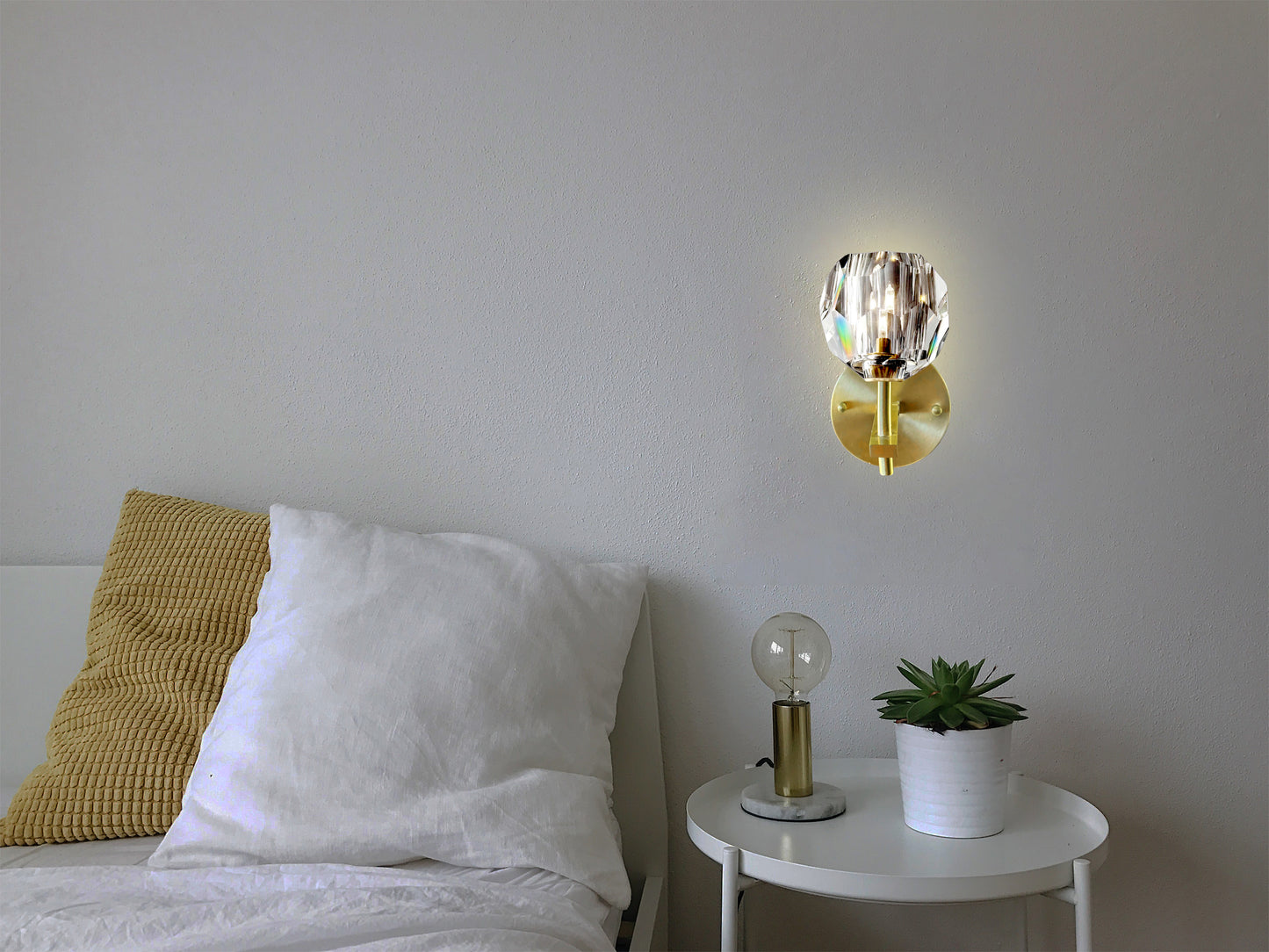 Modern Brass Crystal Wall Lamp – Dimmable with Elegant Gold Finish