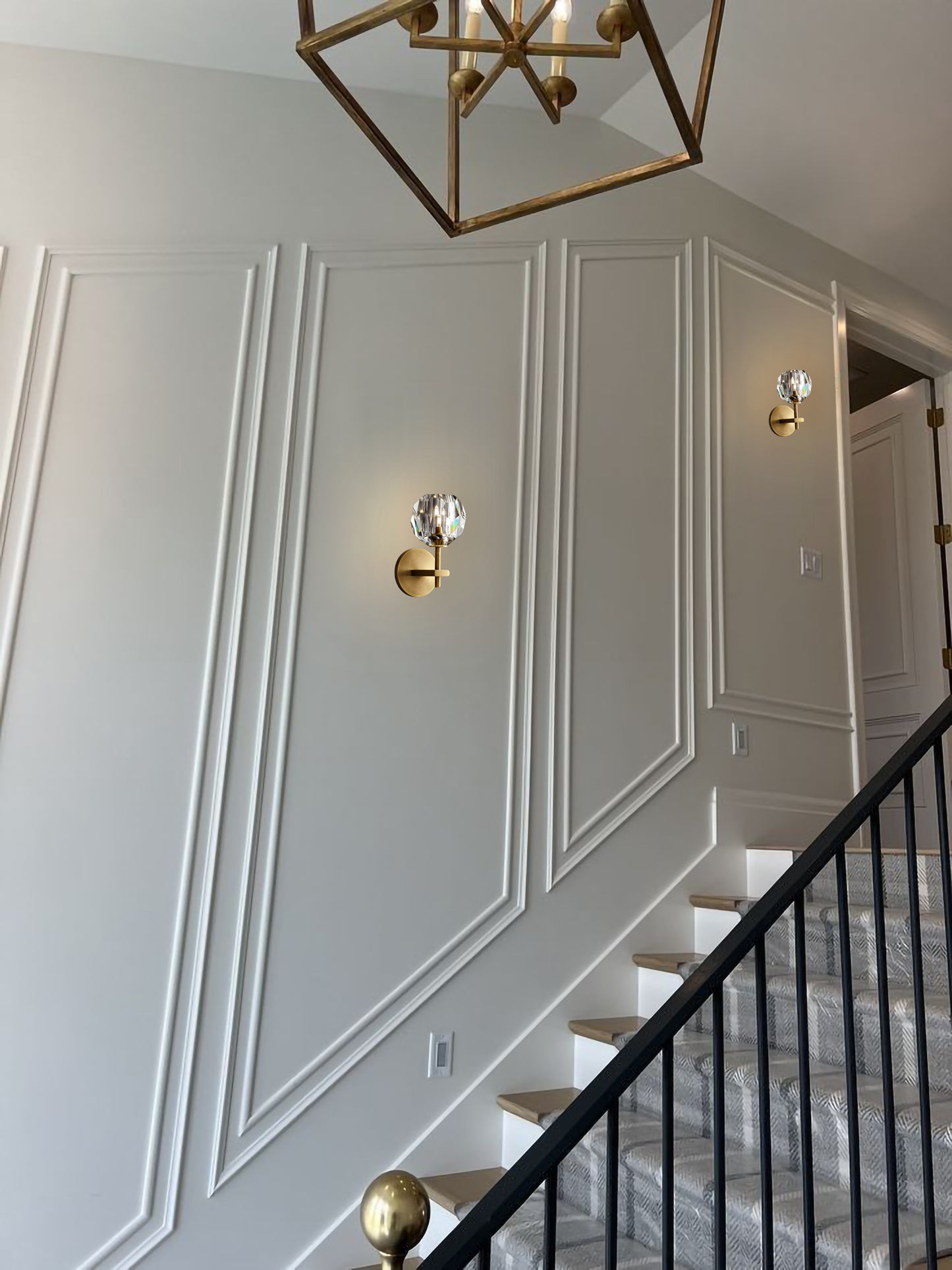 Modern Brass Crystal Wall Lamp – Dimmable with Elegant Gold Finish