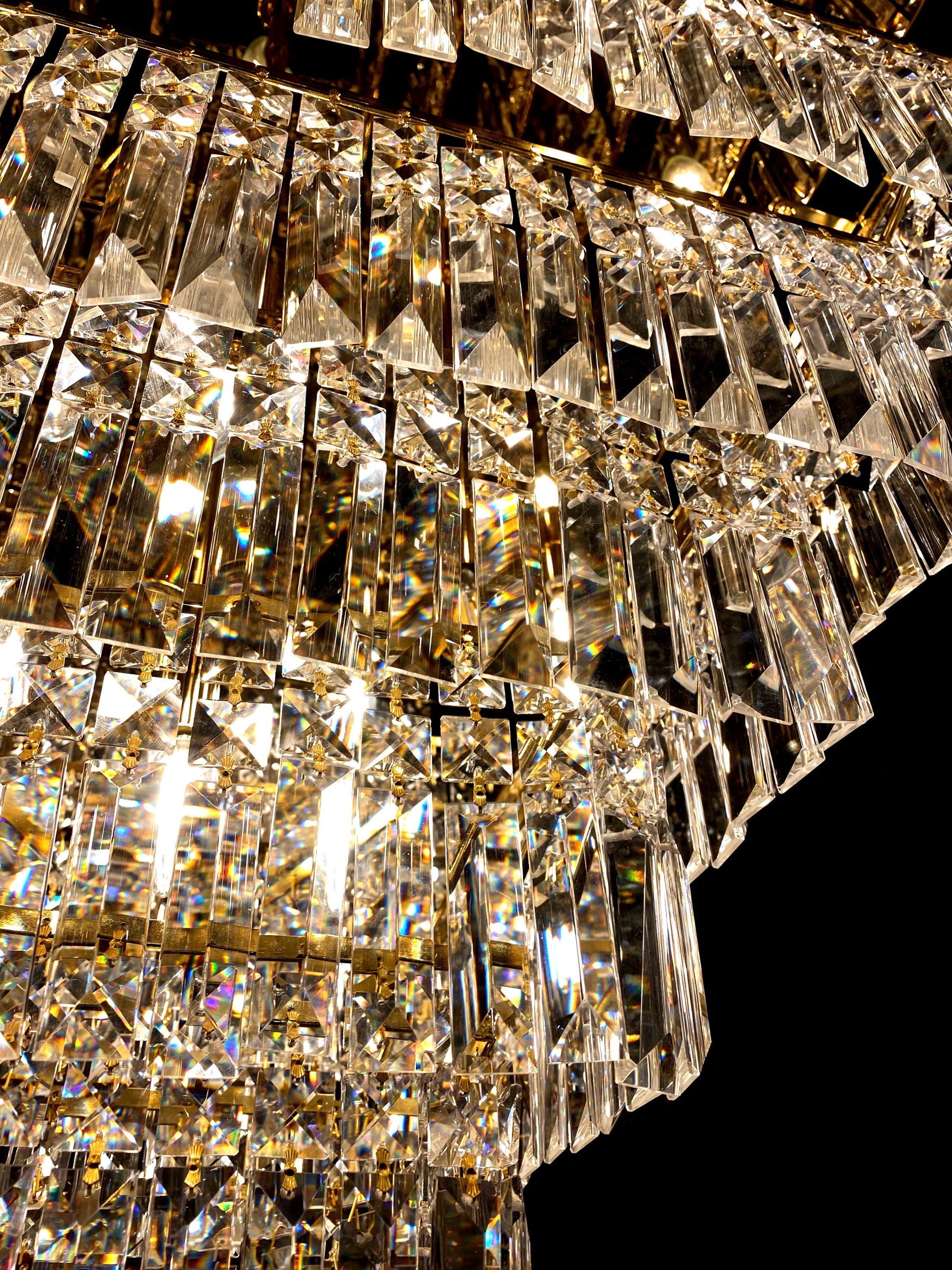  Multi-layer crystal arrangement with polished gold frame