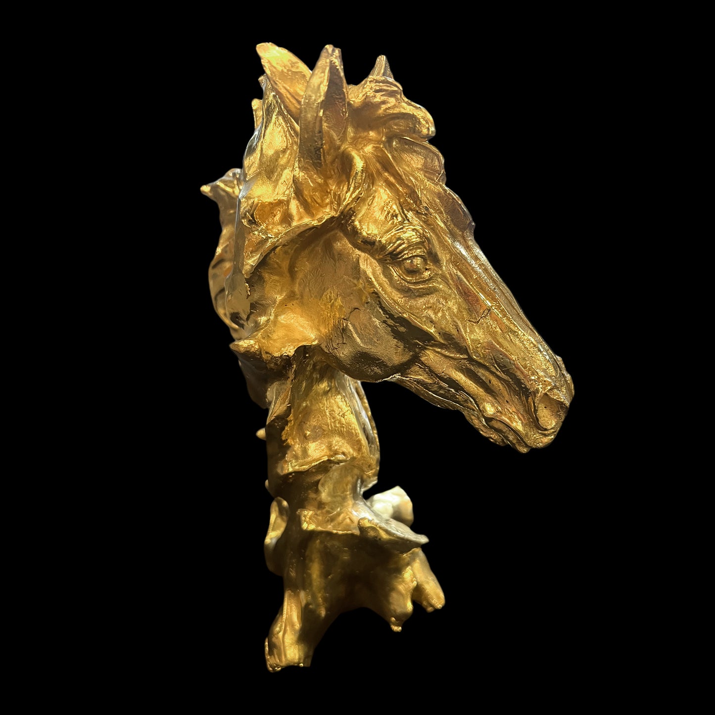  High-end solid brass horse head sculpture featuring lifelike details and a radiant gold finish.
