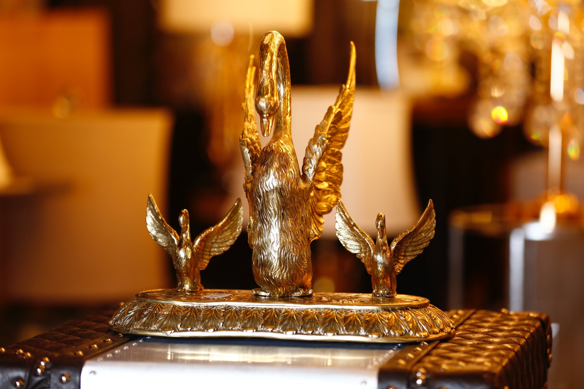 Technical specifications for the brass swan family: 16.5" height and approximately 15 lbs weight.